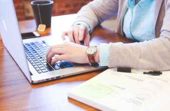 Cómo adaptar el CV a una oferta laboral sin copiar palabras de forma artificial